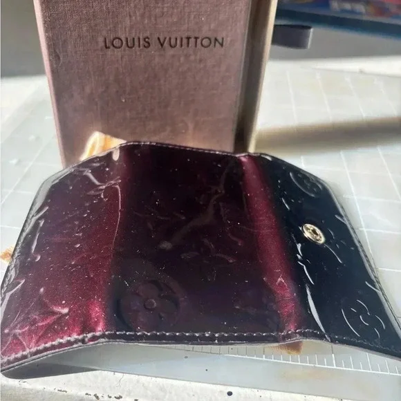 Authentic Louis Vuitton Vernis 4 Key holder. Burgundy wine color. - Picture 3 of 7